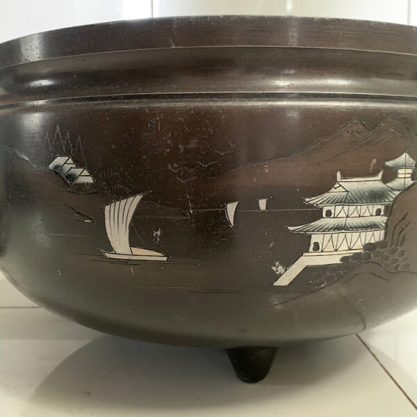 A large Japanese brass tripod incense burner with handles
日本金属盆 - Image 3