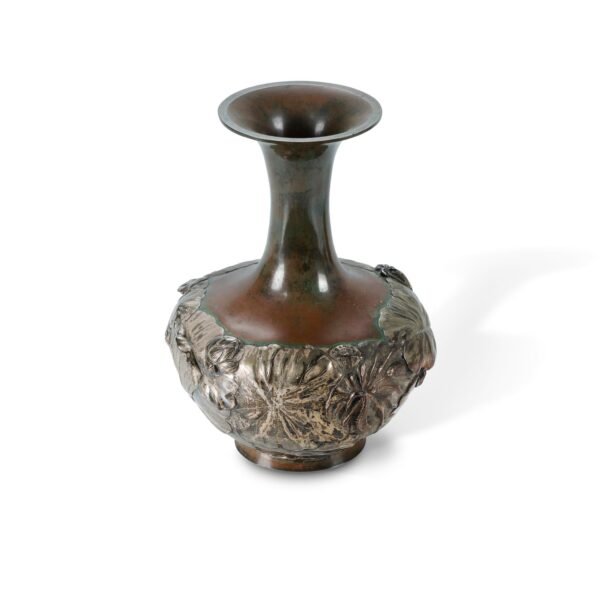 Japanese antique mixed metal vase decorated with lotus plants in high relief.
日本铜镀银瓶 - Image 3