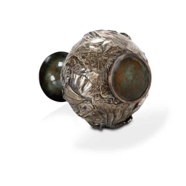 Japanese antique mixed metal vase decorated with lotus plants in high relief.
日本铜镀银瓶 - Image 4