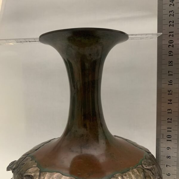 Japanese antique mixed metal vase decorated with lotus plants in high relief.
日本铜镀银瓶 - Image 6