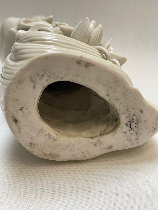 Antique Chinese Blanc de Chine Seated Guanyin
德化白瓷观音 - Image 5