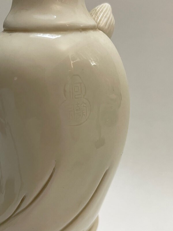 Antique Chinese Blanc de Chine Seated Guanyin
德化白瓷观音 - Image 6
