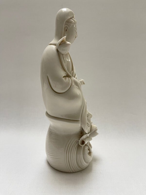 Antique Chinese Blanc de Chine Seated Guanyin
德化白瓷观音 - Image 3