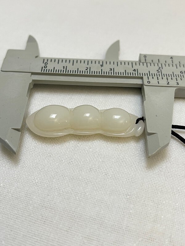 White jade carving of three bean peapod pendant
玉吊坠 - Image 4