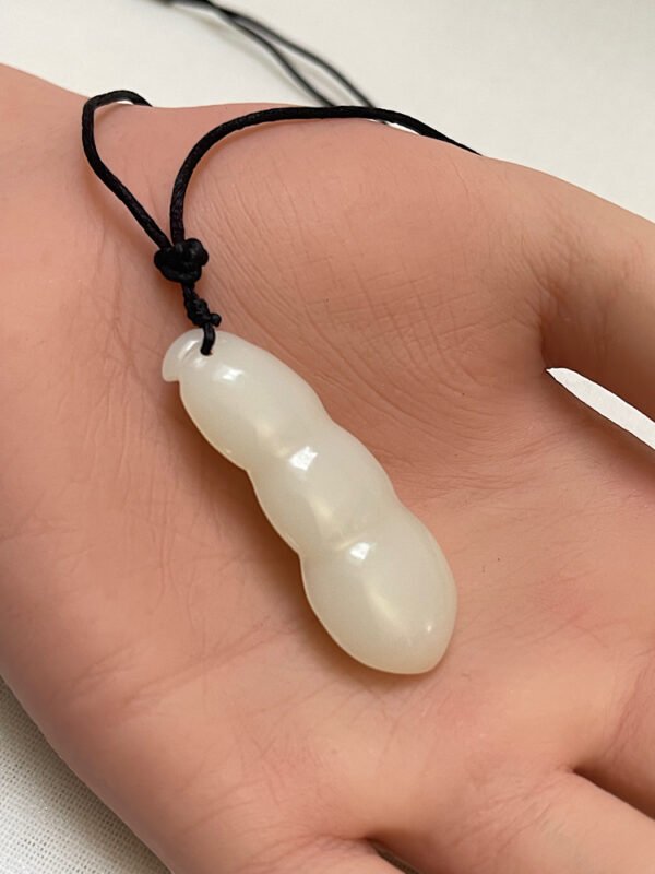 White jade carving of three bean peapod pendant
玉吊坠 - Image 3