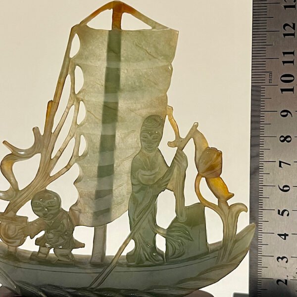 Chinese jadeite carving of two figures on a boat, early 20th century 13cm
翡翠雕刻 - Image 5