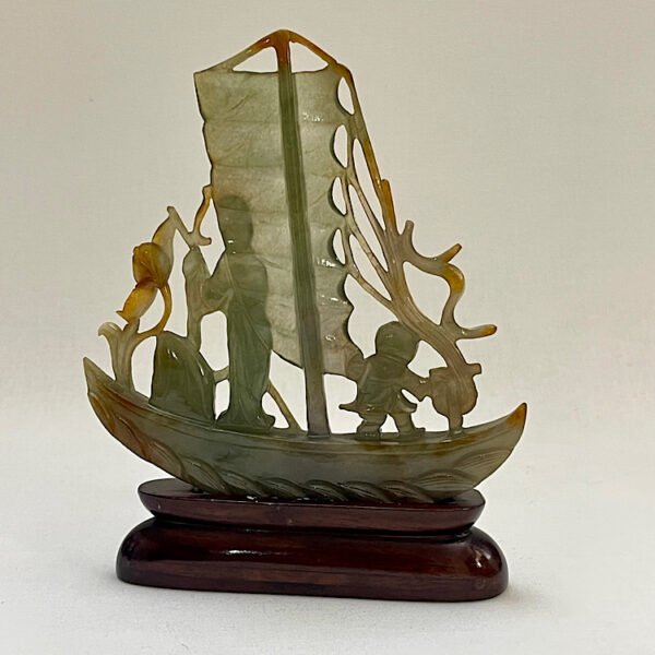 Chinese jadeite carving of two figures on a boat, early 20th century 13cm
翡翠雕刻 - Image 3