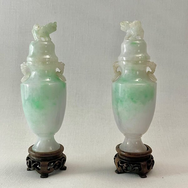 A pair of antique Chinese jadeite vases with lids, late Qing dynasty
翡翠对瓶 - Image 6