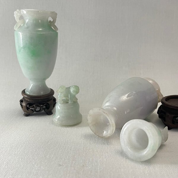 A pair of antique Chinese jadeite vases with lids, late Qing dynasty
翡翠对瓶 - Image 5