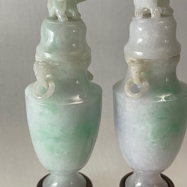 A pair of antique Chinese jadeite vases with lids, late Qing dynasty
翡翠对瓶 - Image 4