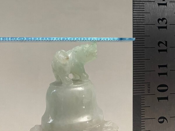 A pair of antique Chinese jadeite vases with lids, late Qing dynasty
翡翠对瓶 - Image 7