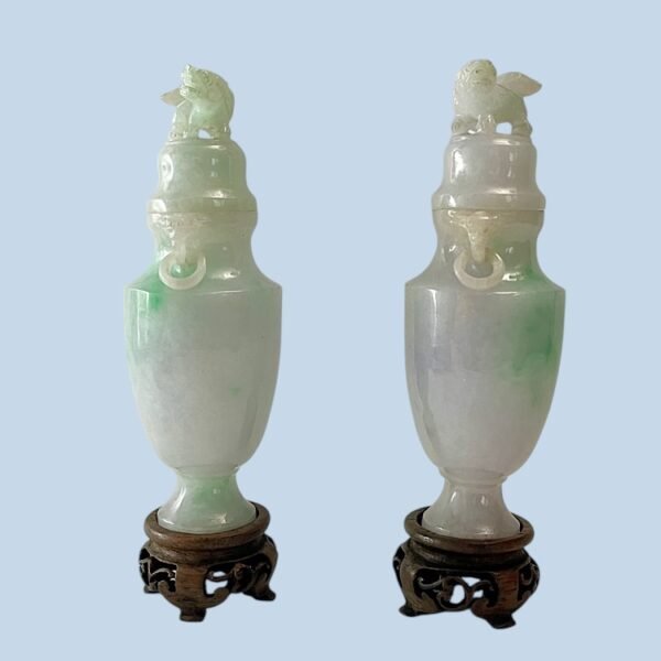 A pair of antique Chinese jadeite vases with lids, late Qing dynasty
翡翠对瓶 - Image 3