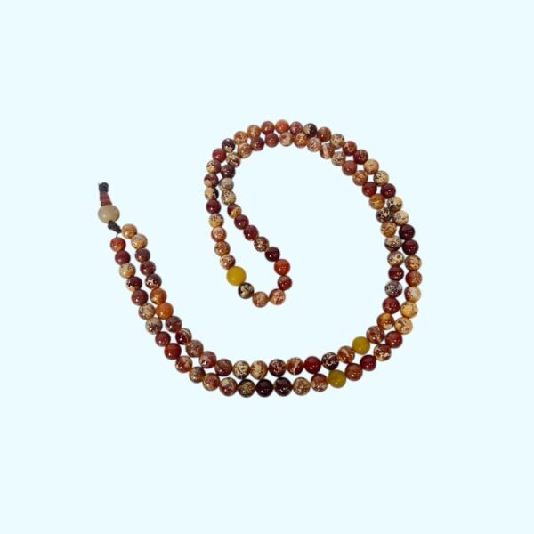 An agate bead necklace
玛瑙