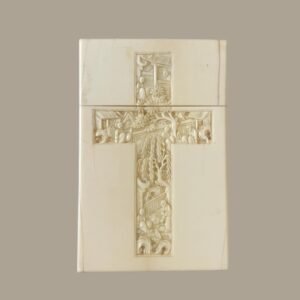 Chinese ivory card case with a carved cross design to one side, Qing Dynasty, 11.5x7.5cm.